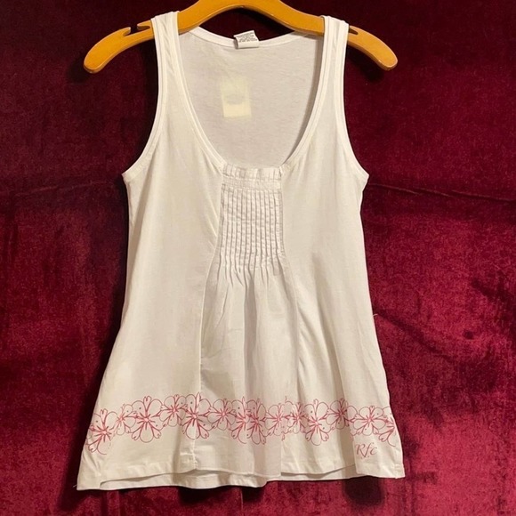 RAINFOREST Café tank top with flowers on the bottom - Picture 1 of 5